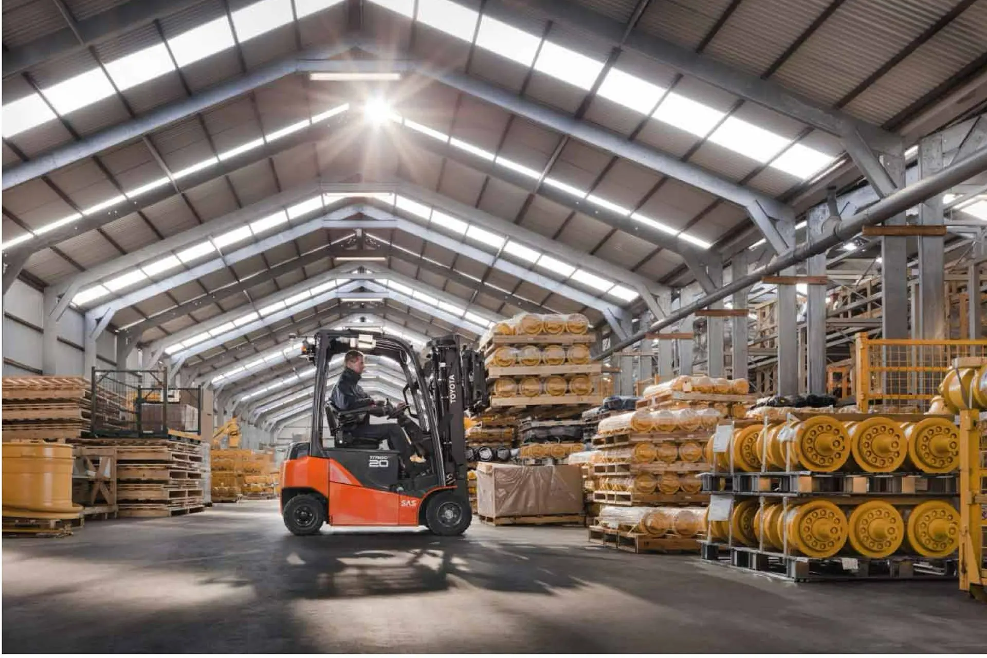 Almacén industrial con montacargas para gestión de inventario y pronósticos de demanda