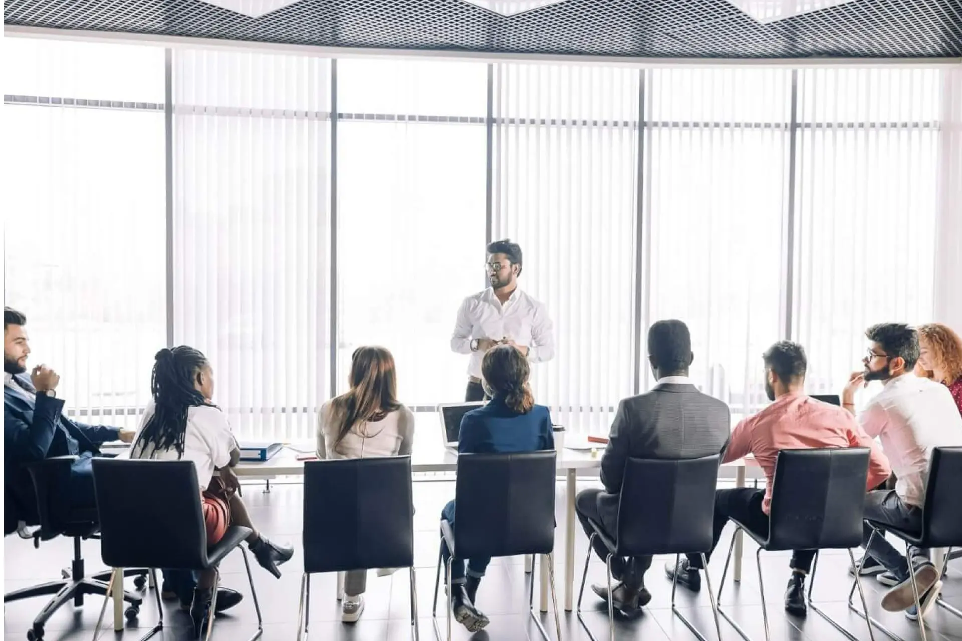 Reunión empresarial en sala de juntas sobre continuidad operativa y SLA críticos