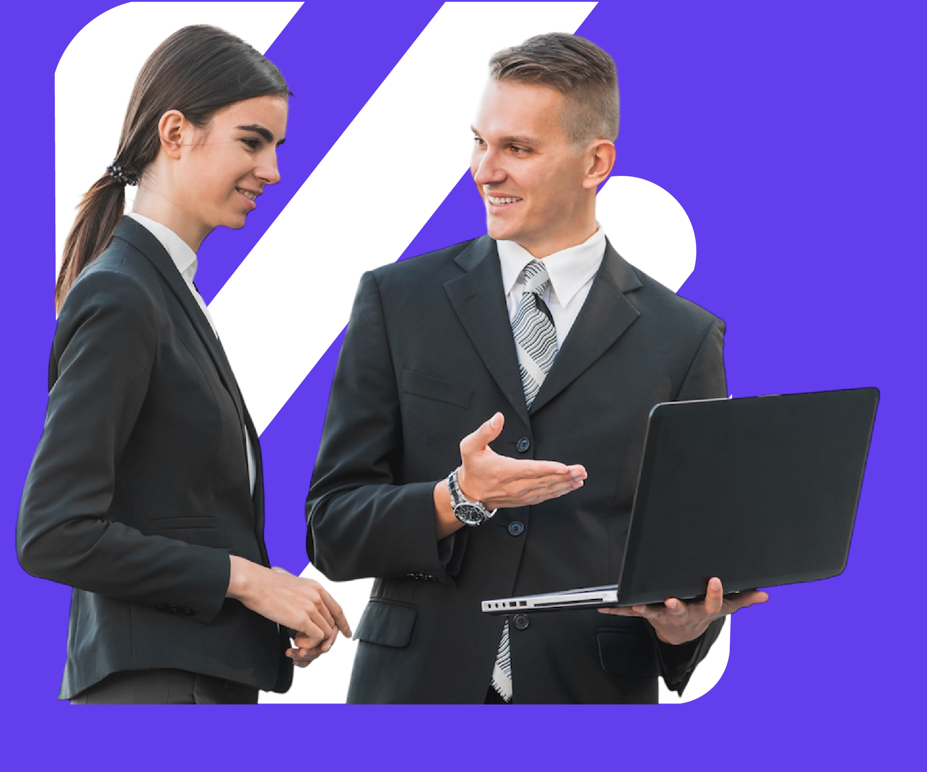 Ejecutivos analizando estrategias para convertir una fábrica en planta inteligente y rentable con tecnología empresarial